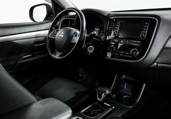Подержанный автомобиль Mitsubishi Outlander 2014 года (8 фото)
