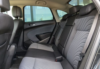 Подержанный автомобиль Opel Astra Sedan 2013 года (20 фото)