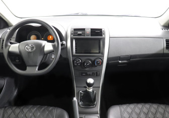 Подержанный автомобиль Toyota Corolla Sedan 2012 года (6 фото)