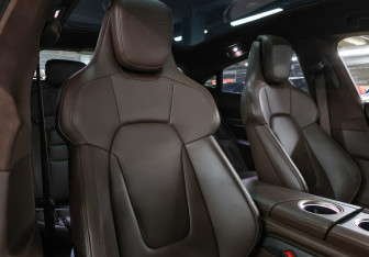 Подержанный автомобиль Porsche Taycan 2021 года (12 фото)