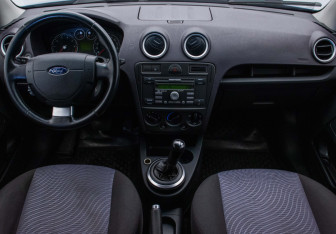 Подержанный автомобиль Ford Fusion 2006 года (13 фото)