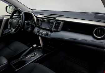 Подержанный автомобиль Toyota RAV4 2015 года (7 фото)