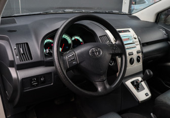 Подержанный автомобиль Toyota Corolla Verso 2006 года (13 фото)