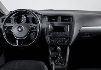 Подержанный автомобиль Volkswagen Jetta Sedan 2016 года (12 фото)