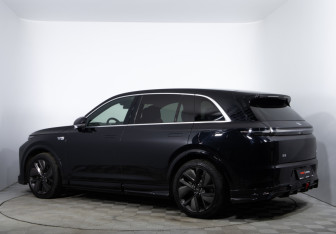 Подержанный автомобиль LiXiang L7 2023 года (7 фото)