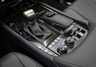 Подержанный автомобиль Lexus LX 2021 года (20 фото)