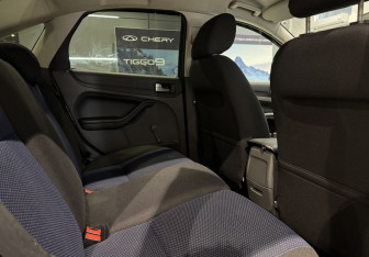 Подержанный автомобиль Ford Focus Sedan 2006 года (12 фото)