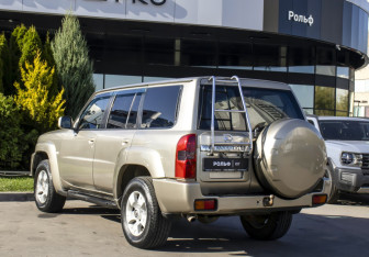 Подержанный автомобиль Nissan Patrol 2005 года (7 фото)
