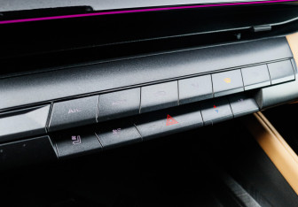 Подержанный автомобиль Changan UNI-V 2023 года (15 фото)