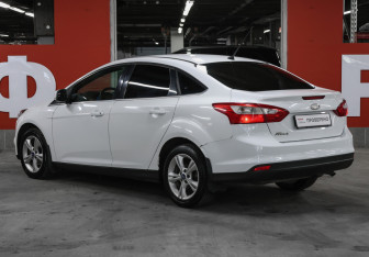 Подержанный автомобиль Ford Focus Sedan 2012 года (7 фото)