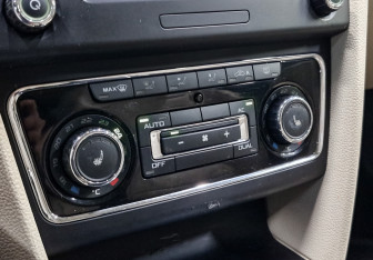 Подержанный автомобиль Skoda Superb Liftback 2012 года (28 фото)