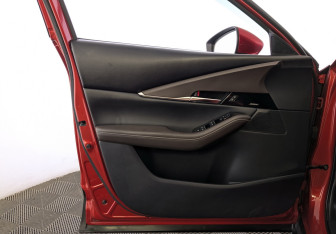 Подержанный автомобиль Mazda CX-30 2021 года (19 фото)