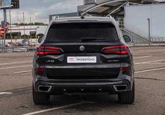 Подержанный автомобиль BMW X5 2022 года (6 фото)