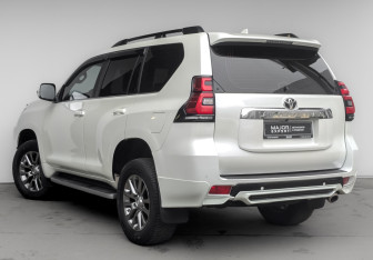 Подержанный автомобиль Toyota Land Cruiser Prado 2020 года (12 фото)
