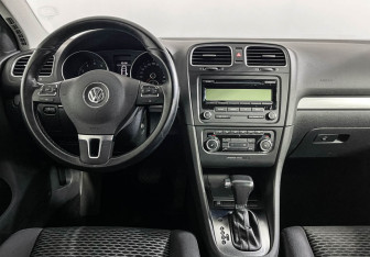 Подержанный автомобиль Volkswagen Golf Hatchback 2010 года (12 фото)