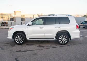 Подержанный автомобиль Lexus LX 2011 года (8 фото)