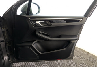 Подержанный автомобиль Porsche Macan 2014 года (29 фото)