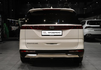 Подержанный автомобиль Kia Carnival 2020 года (5 фото)