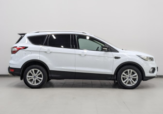 Подержанный автомобиль Ford Kuga 2017 года (4 фото)