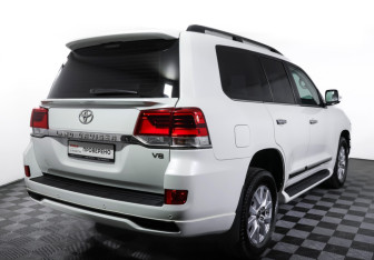 Подержанный автомобиль Toyota Land Cruiser Suv 2015 года (5 фото)