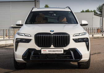 Подержанный автомобиль BMW X7 2024 года (2 фото)