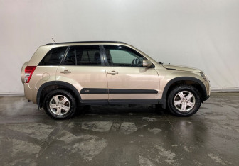 Подержанный автомобиль Suzuki Grand Vitara 2010 года (8 фото)