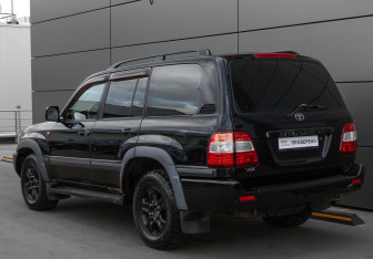 Подержанный автомобиль Toyota Land Cruiser Suv 2007 года (6 фото)