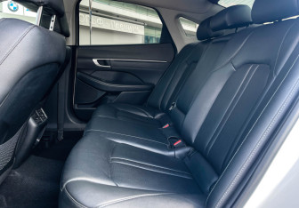 Подержанный автомобиль Hyundai Sonata 2022 года (10 фото)