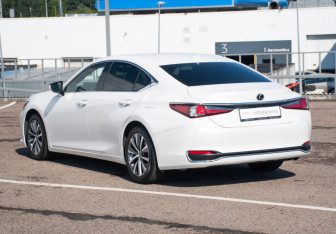 Подержанный автомобиль Lexus ES 2018 года (7 фото)