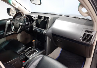 Подержанный автомобиль Toyota Land Cruiser Prado 2011 года (18 фото)
