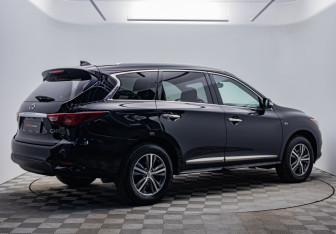 Подержанный автомобиль Infiniti QX60 2017 года (5 фото)