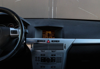 Подержанный автомобиль Opel Astra Hatchback 2011 года (10 фото)