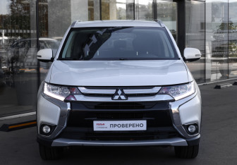 Подержанный автомобиль Mitsubishi Outlander 2018 года (2 фото)