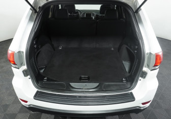 Подержанный автомобиль Jeep Grand Cherokee 2016 года (10 фото)