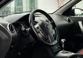 Подержанный автомобиль Nissan Qashqai 2008 года (13 фото)