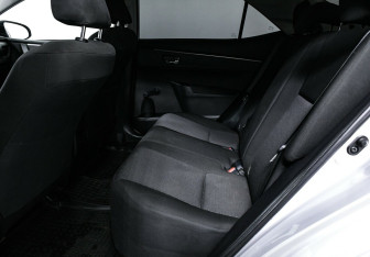 Подержанный автомобиль Toyota Corolla Sedan 2015 года (9 фото)