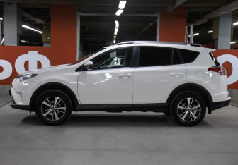 Подержанный автомобиль Toyota RAV4 2019 года (8 фото)