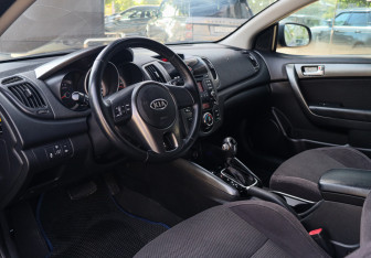 Подержанный автомобиль Kia Cerato Coupe 2010 года (12 фото)