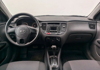 Подержанный автомобиль Kia Rio Hatchback 2011 года (9 фото)