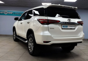 Подержанный автомобиль Toyota Fortuner 2020 года (7 фото)