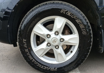 Подержанный автомобиль Toyota Land Cruiser Suv 2008 года (9 фото)