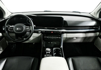 Подержанный автомобиль Kia Carnival 2021 года (9 фото)