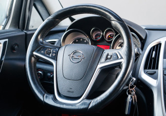 Подержанный автомобиль Opel Astra Hatchback 2013 года (15 фото)