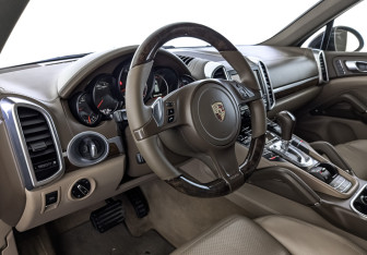 Подержанный автомобиль Porsche Cayenne 2014 года (15 фото)