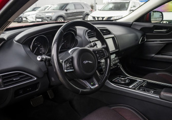 Подержанный автомобиль Jaguar XE 2018 года (11 фото)