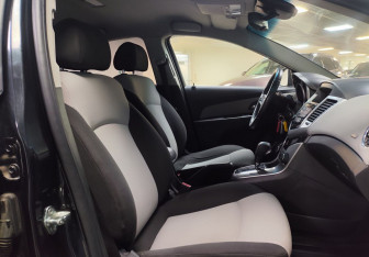 Подержанный автомобиль Chevrolet Cruze Hatchback 2012 года (12 фото)
