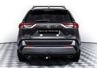Подержанный автомобиль Toyota RAV4 2021 года (6 фото)