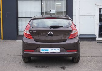 Подержанный автомобиль Hyundai Solaris Hatchback 2015 года (6 фото)