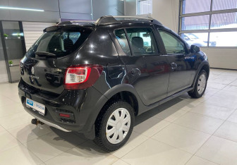 Подержанный автомобиль Renault Sandero 2015 года (4 фото)