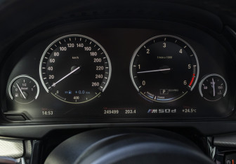 Подержанный автомобиль BMW X5 2015 года (10 фото)